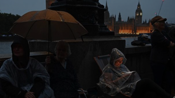 2022-09-21 at 19-53-31 Elizabeth II. wird in Westminster Hall aufgebahrt.png